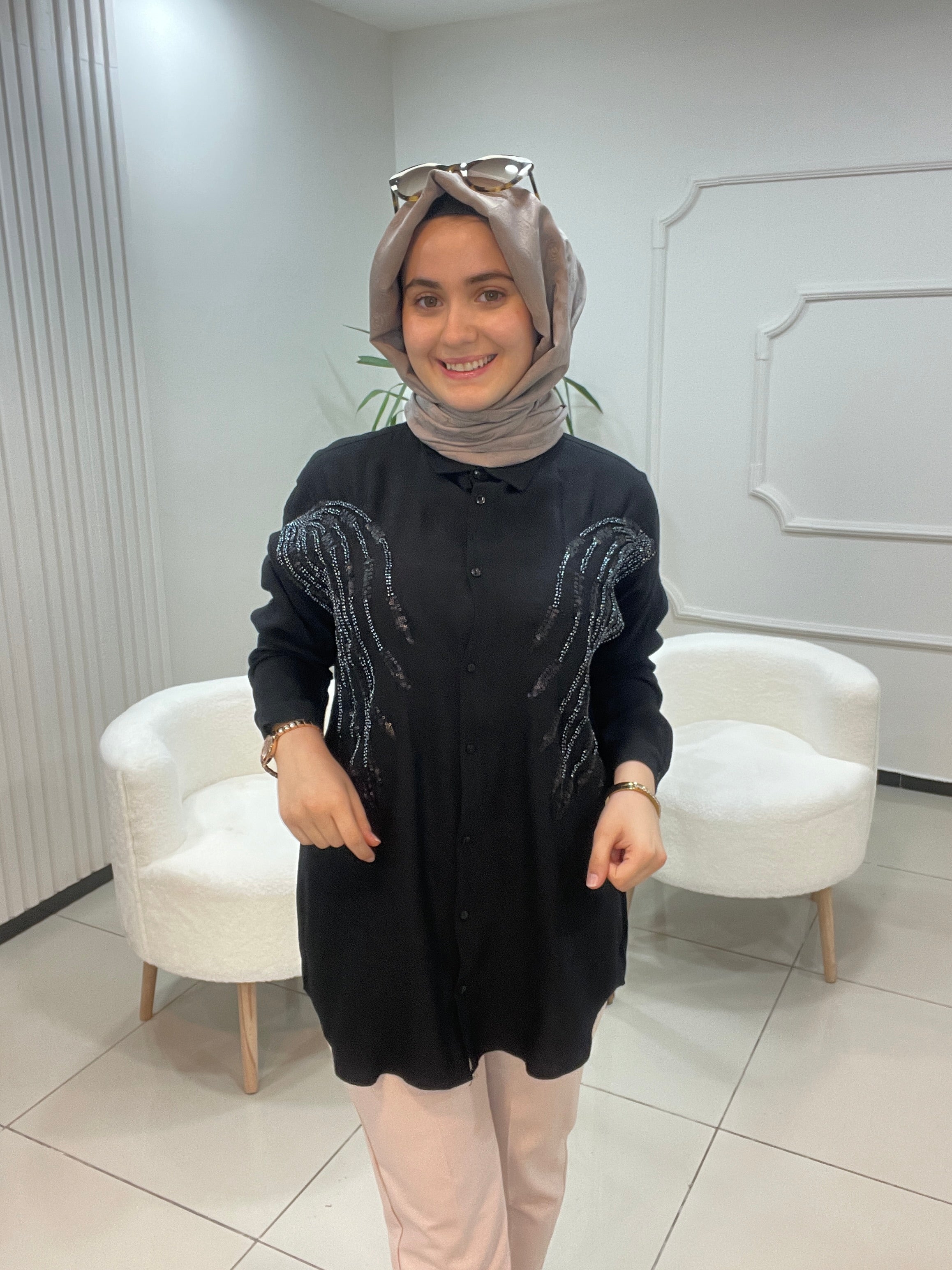 Pul ve Boncuk Detaylı Gömlek