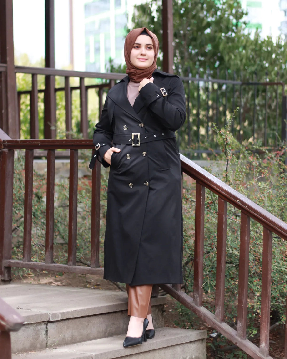 Kemer Detaylı Siyah Trençkot