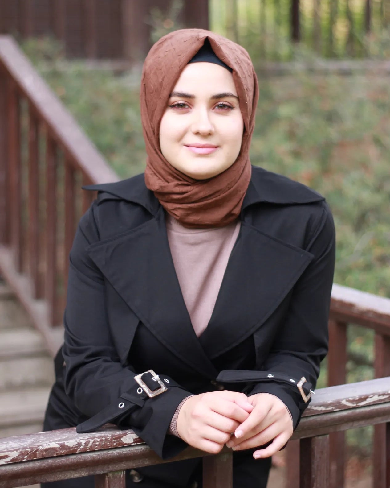 Kemer Detaylı Siyah Trençkot