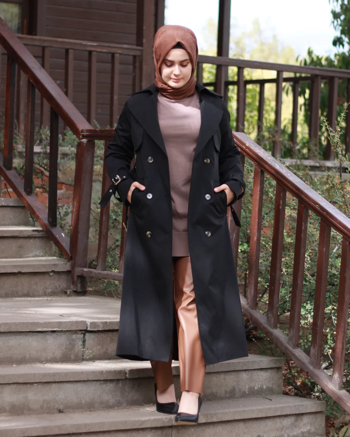 Kemer Detaylı Siyah Trençkot